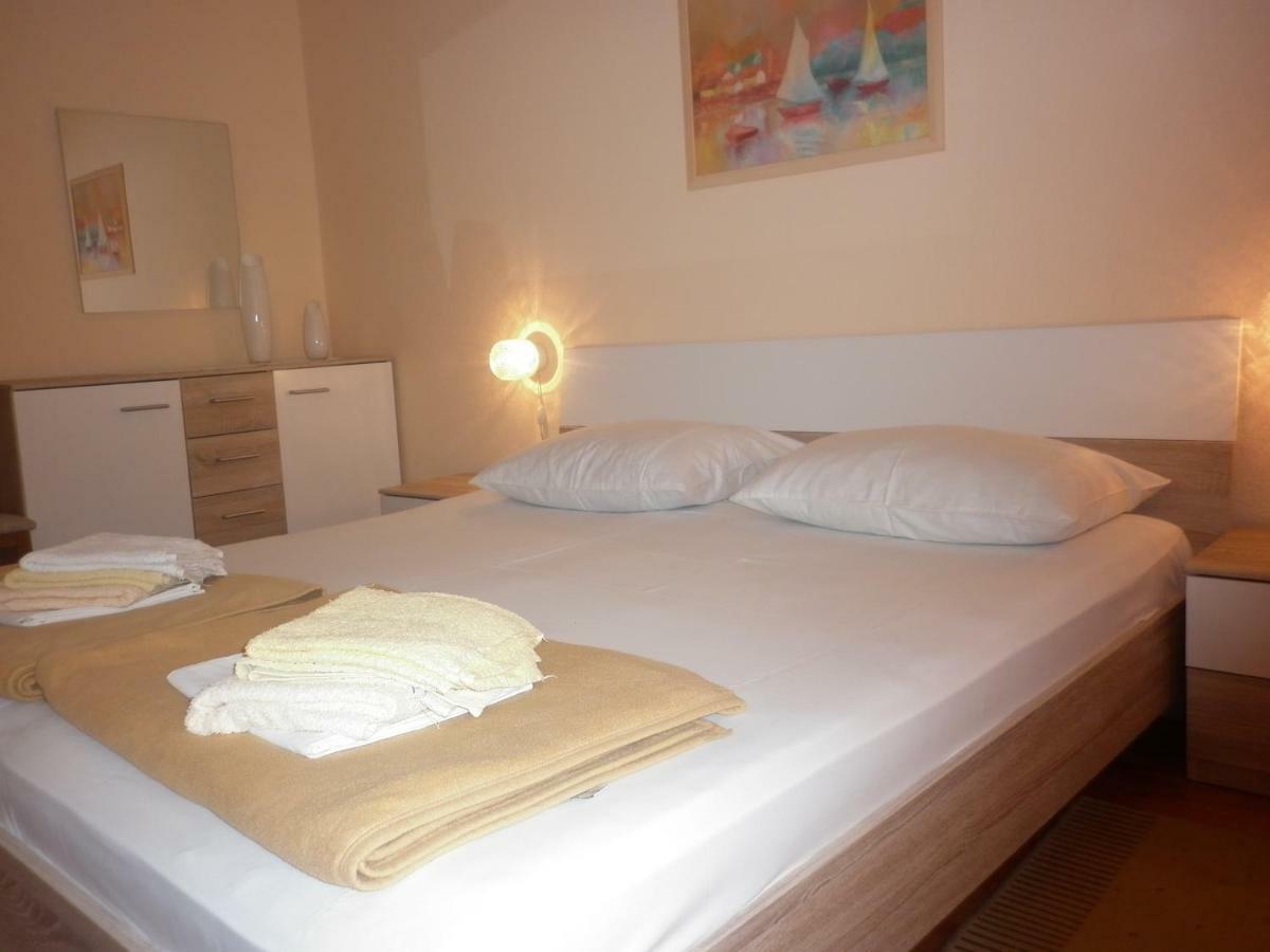 Apartments Gojka Miocevic Biograd Na Moru Bagian luar foto